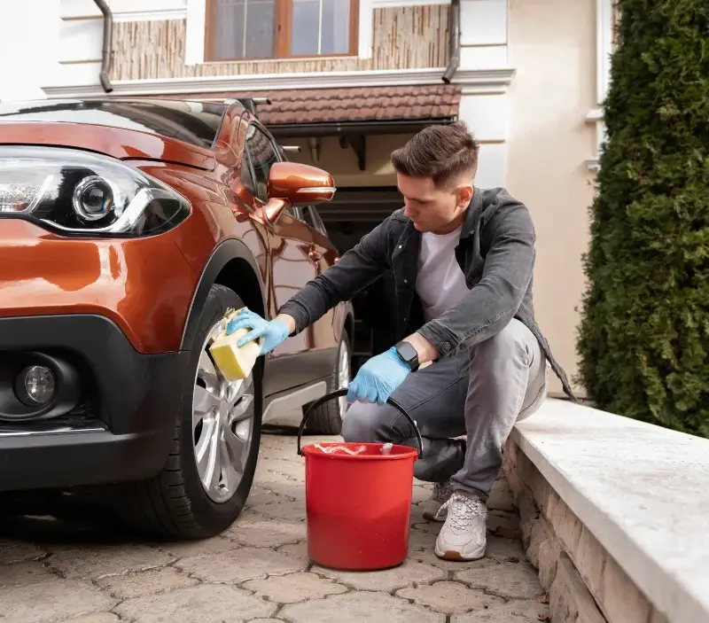 Lavage auto à domicile Le Bernard : professionnel intervenant sur un véhicule